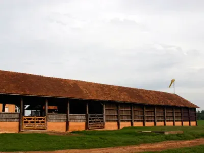 Infraestrutura — Galpao Longo Telhado Vermelho Estrutura Rural