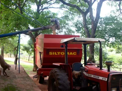 Infraestrutura — Trator Misturador Racao Opreacao Fazenda
